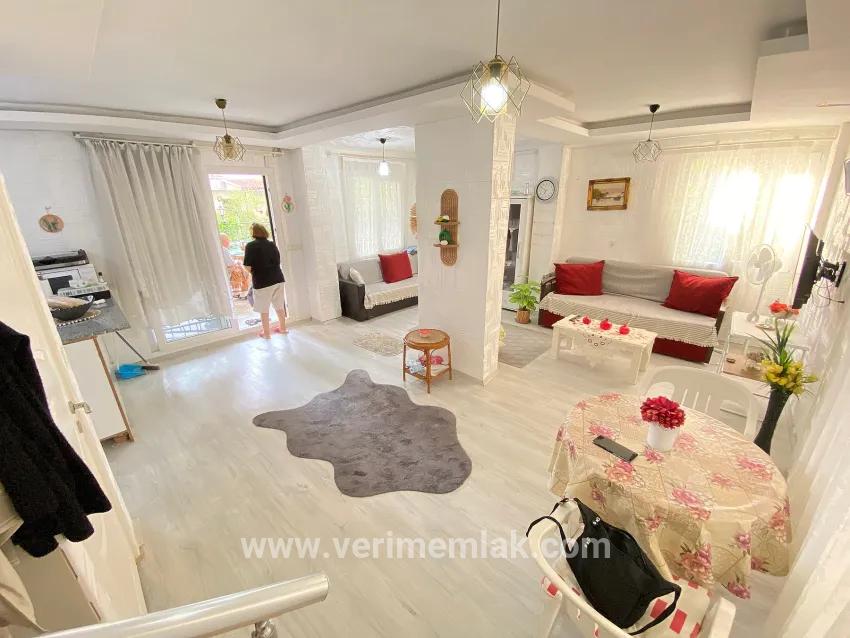 Seferihisar Mersin Ala dem Meer 350 m Entfernung mit Garten zum Verkauf stehendes 2+1 Doppelhaus –