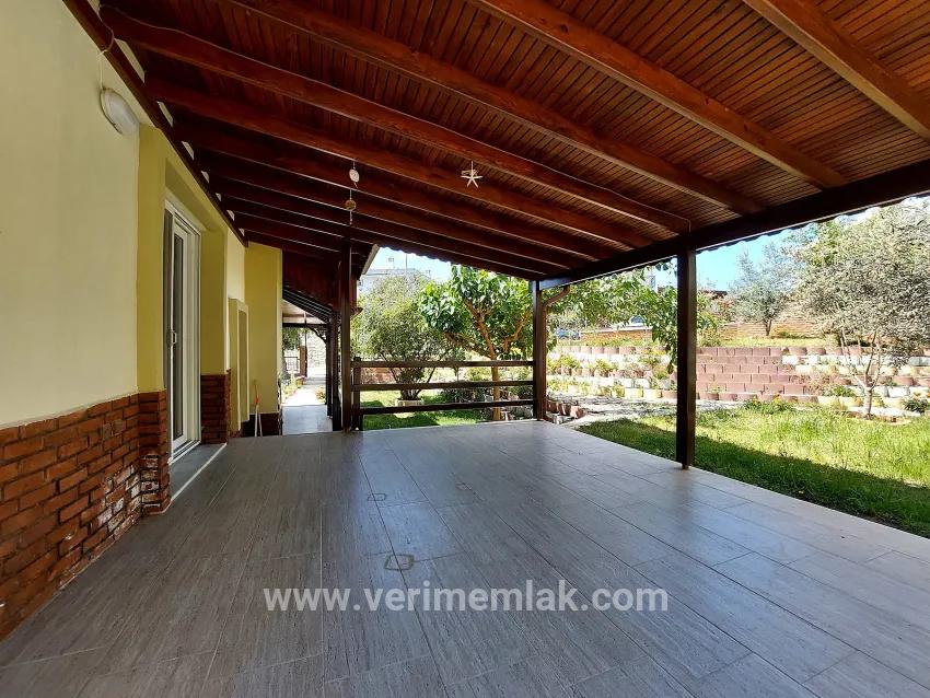 İzmir Seferihisar Doğanbey direkt am Meer null Site mit Garten zum Verkaufen 4+1 Sommerhaus –