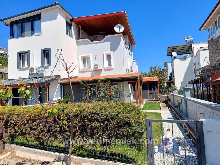In Seferihisar Doğanbey gibt es eine villenartige Immobilie mit Garten und Meerblick zum Verkauf – 4+1 Villa