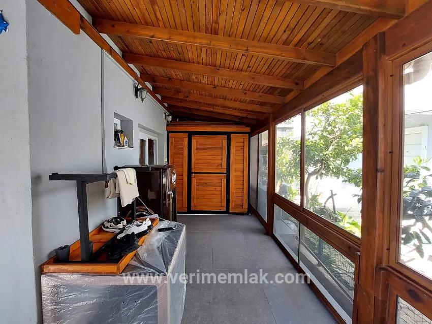 In Seferihisar Doğanbey gibt es eine villenartige Immobilie mit Garten und Meerblick zum Verkauf – 4+1 Villa