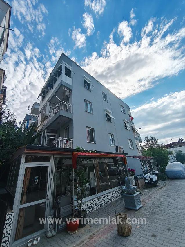 Gümüldür am Strand 1+1 50 m2 möbliert zu einem geeigneten Preis verkaufbare Wohnung