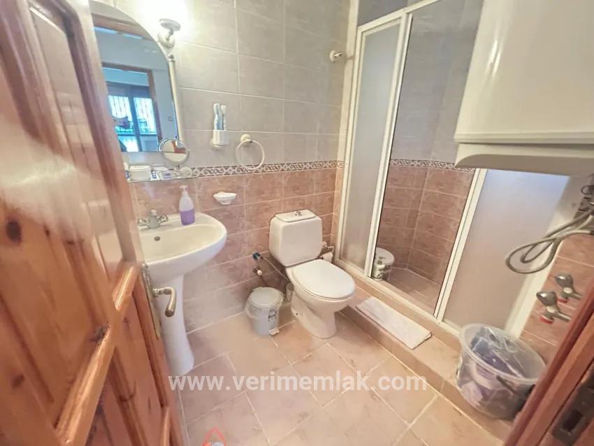 In Gümüldür, 100m vom Meer entfernt, Innerhalb des Geländes, eine villa mit großem garten zum verkauf 4+1