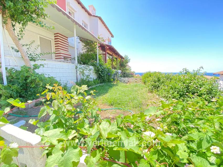 In Seferihisar Atatürk, 250m vom Meer entfernt, liegt eine 2+1 Gelegenheitsvilla mit Meeresblick und großem Garten.