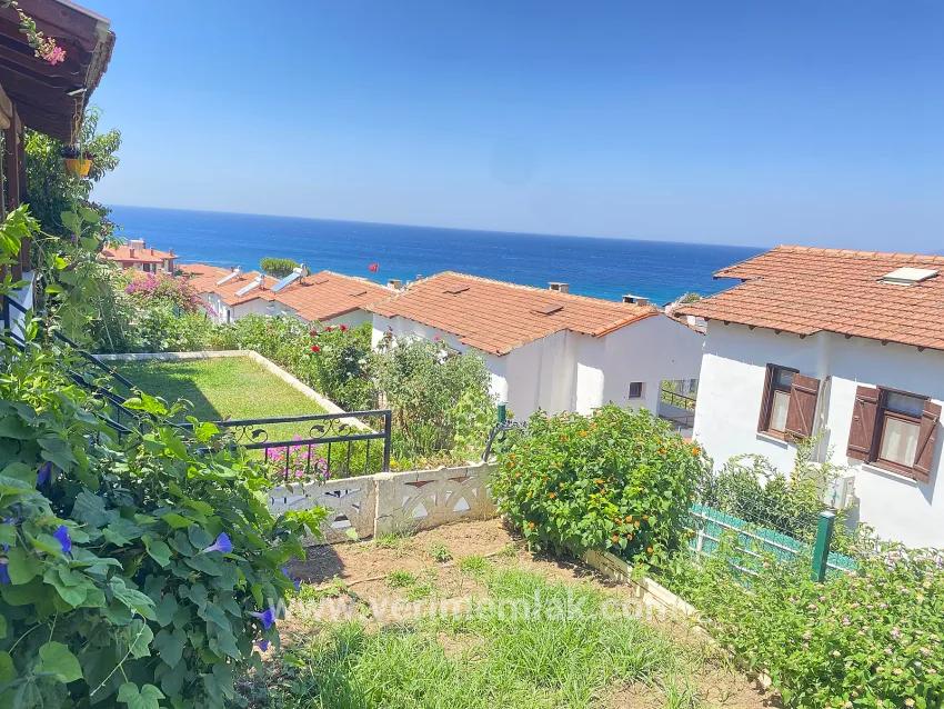 In Seferihisar Atatürk, 250m vom Meer entfernt, liegt eine 2+1 Gelegenheitsvilla mit Meeresblick und großem Garten.