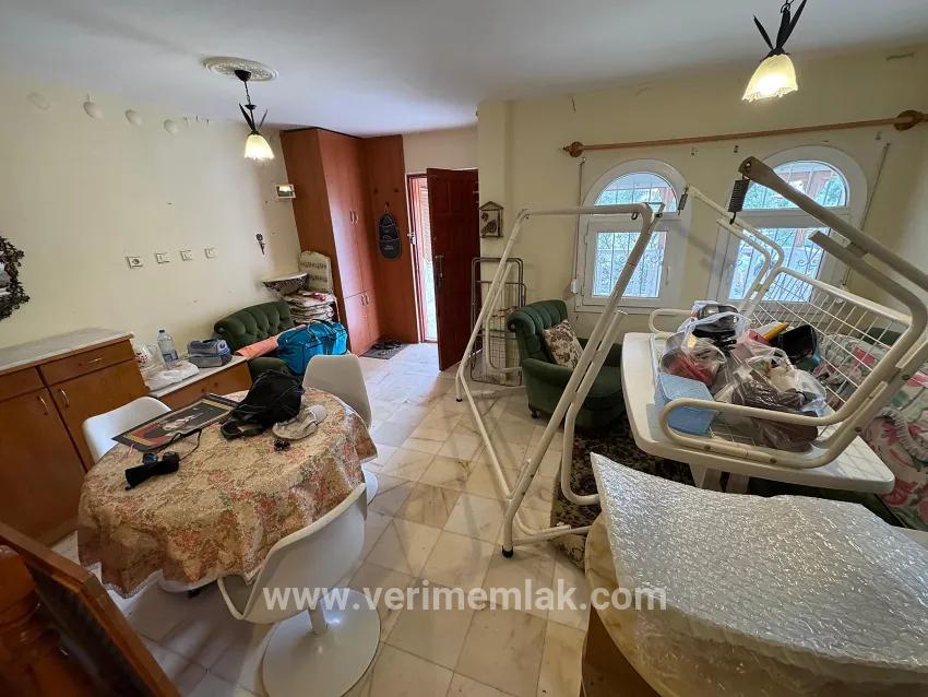 In Seferihisar Cumhuriyet Mah. 750m vom Meer entfernt, mit Pool und Obstgarten, 4+1 Villa zum Verkauf