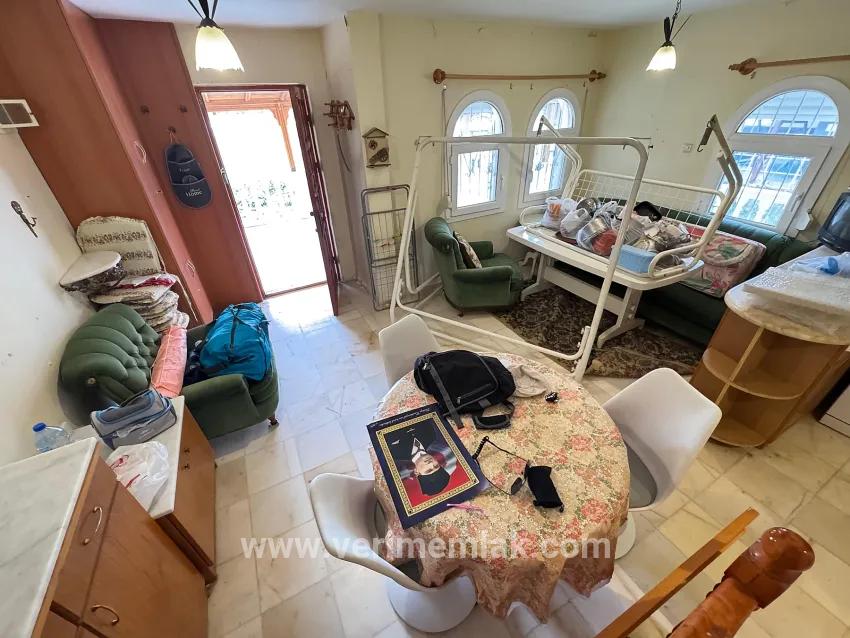 In Seferihisar Cumhuriyet Mah. 750m vom Meer entfernt, mit Pool und Obstgarten, 4+1 Villa zum Verkauf