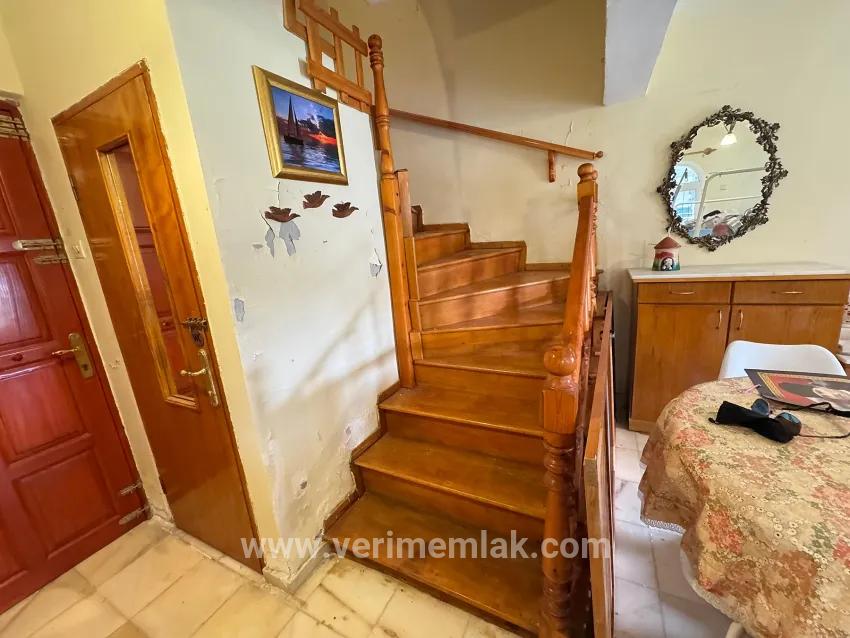 In Seferihisar Cumhuriyet Mah. 750m vom Meer entfernt, mit Pool und Obstgarten, 4+1 Villa zum Verkauf