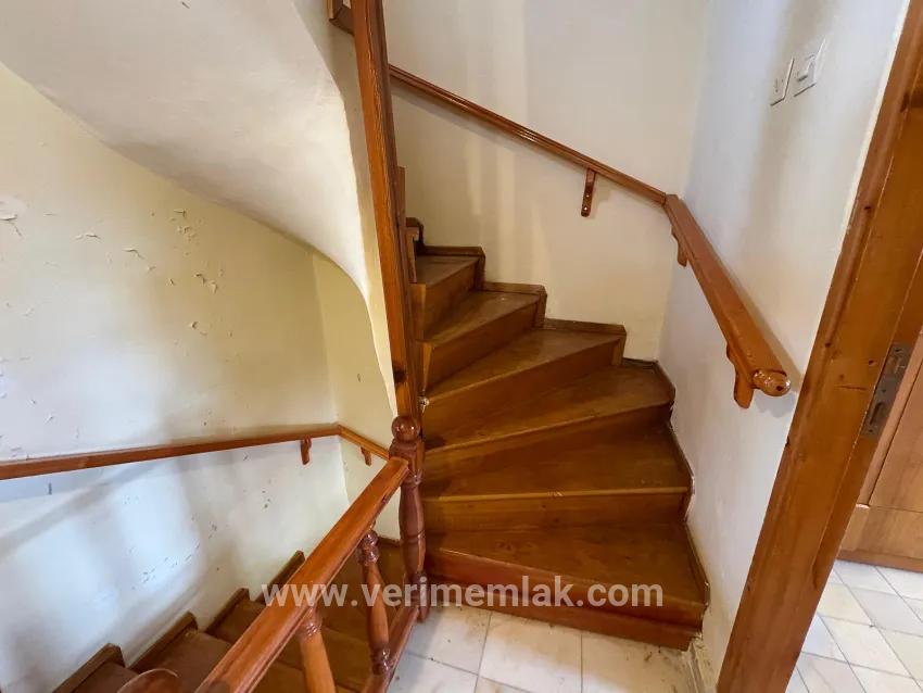 In Seferihisar Cumhuriyet Mah. 750m vom Meer entfernt, mit Pool und Obstgarten, 4+1 Villa zum Verkauf