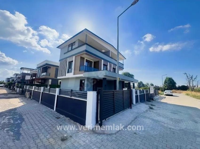 3+1-Zimmer Villa Zu verkaufen in Cumhuriyet Bz. Seferihisar Doğanbey - 195 m²