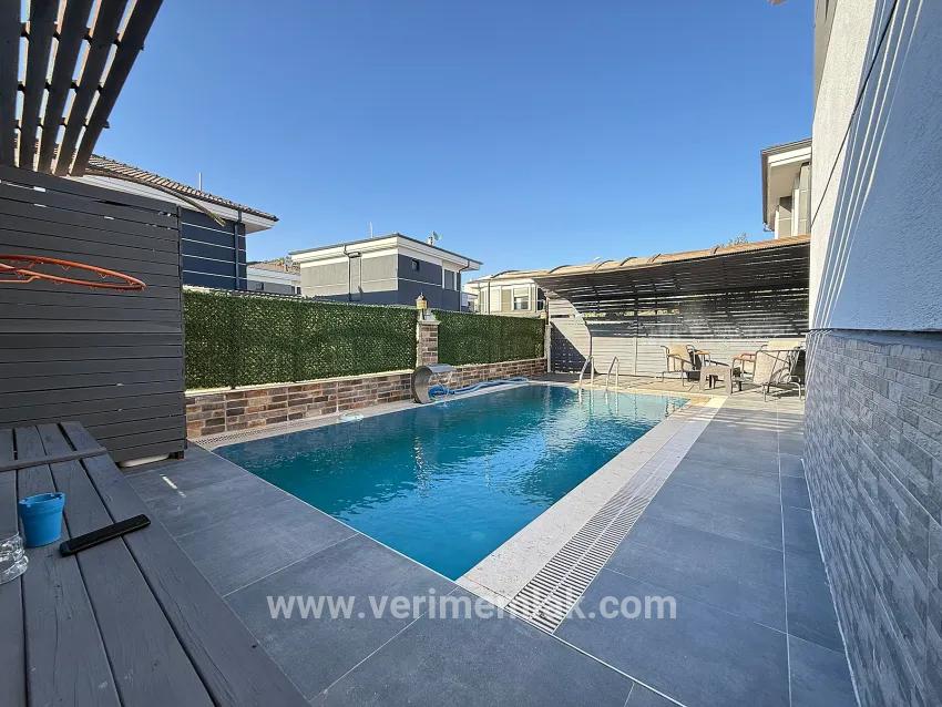 3+1-Zimmer Villa Zu verkaufen in Cumhuriyet Bz. Seferihisar Doğanbey - 360 m²