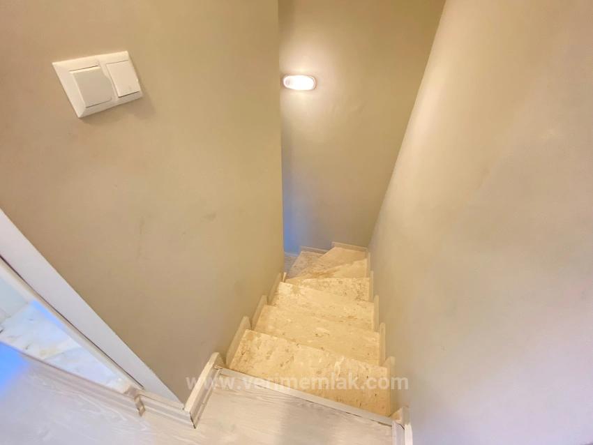 Großzügige 3+1-Maisonette-Wohnung Mit Garten, 500 M Vom Meer Entfernt In Seferihisar, Mersin.