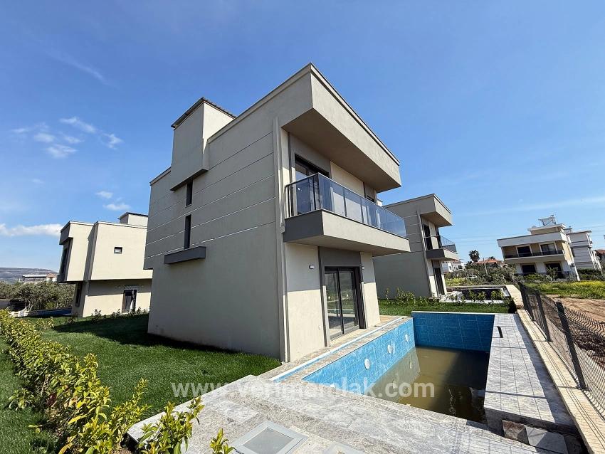 3+1-Zimmer Villa Zu verkaufen in Cumhuriyet Bz. Seferihisar Doğanbey - 300 m²