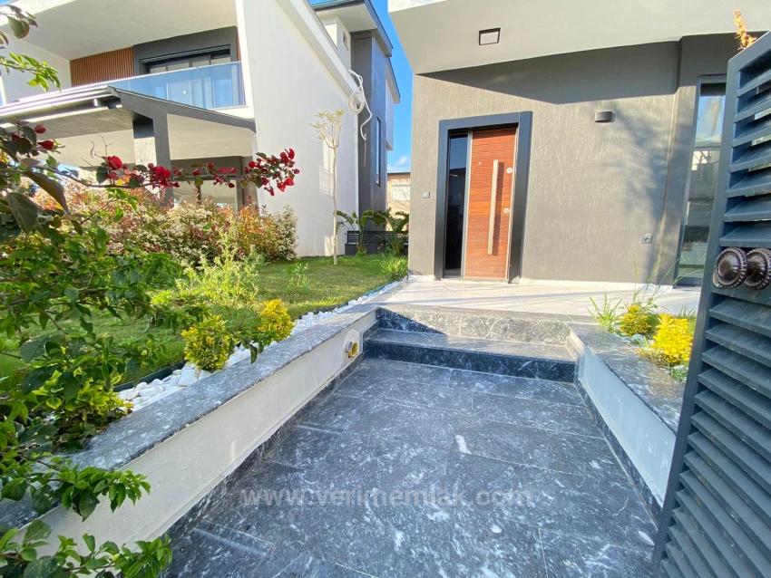 3+1-Zimmer-Villa Mit Fußbodenheizung In Ürkmez, In Meeresnähe, Zu Verkaufen