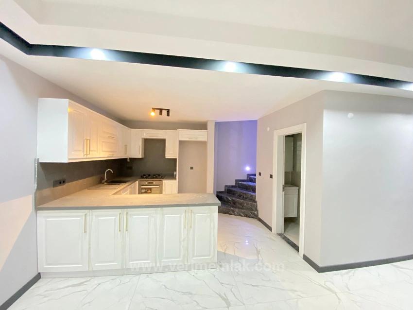 3+1-Zimmer-Villa Mit Fußbodenheizung In Ürkmez, In Meeresnähe, Zu Verkaufen