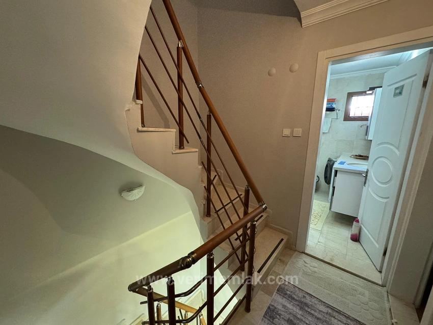 Möblierte 5+1 Villa Mit Großem Garten Zum Verkauf In Gumuldur, 50 Meter Vom Meer Entfernt