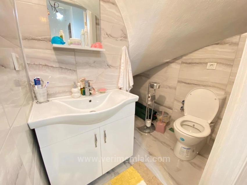 4+1 Villa Zum Verkauf In Ürkmez, 250 M² Mit Separatem Wohnzimmer Und Küche Am Meer