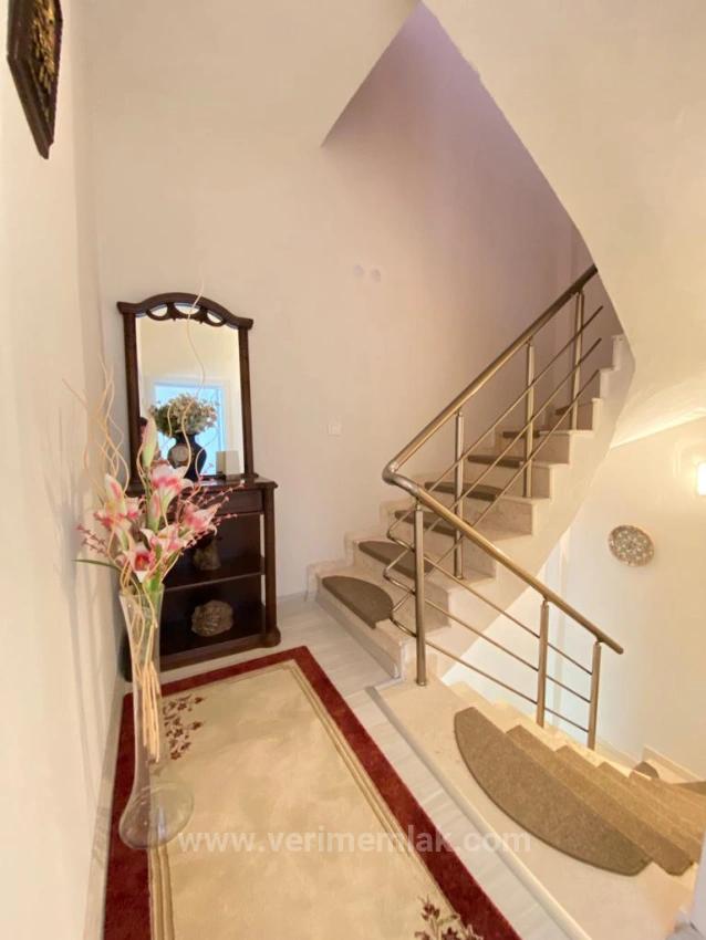 4+1 Villa Zum Verkauf In Ürkmez, 250 M² Mit Separatem Wohnzimmer Und Küche Am Meer