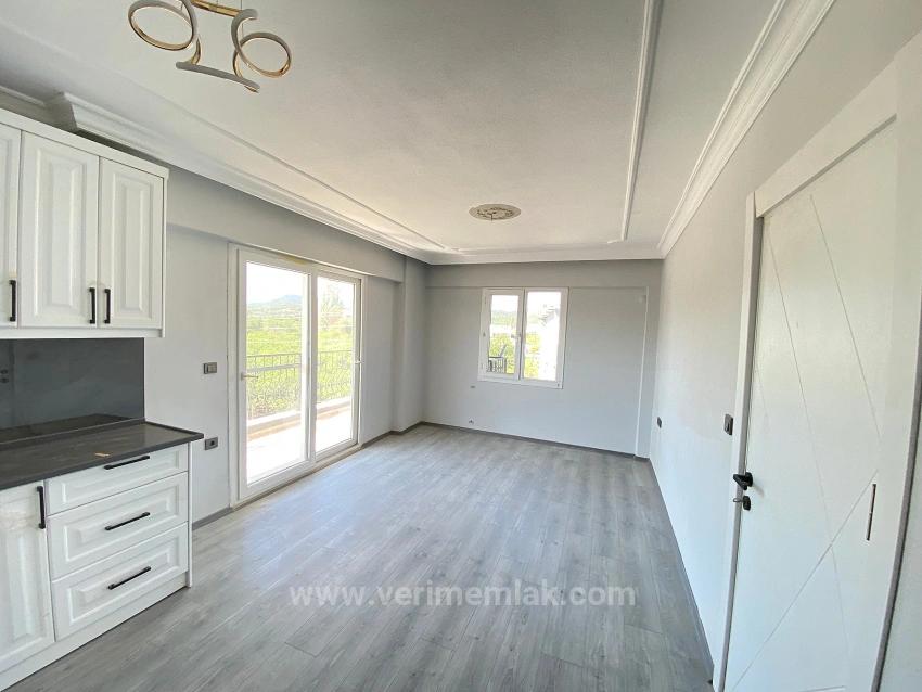 2+1-Zimmer-Wohnung In Ürkmez Zu Vermieten, 300 M², In Meeresnähe, Im Einkaufszentrum