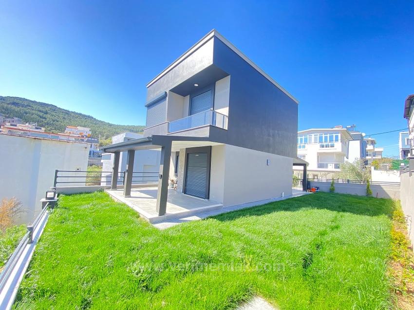 Freistehende Villa Mit 4 Schlafzimmern Und 2 Bädern In Doğanbey Mit Meerblick Auf Einem 280 M² Großen Grundstück!