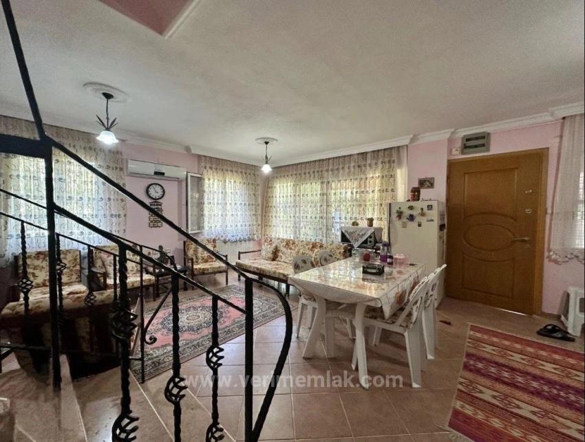 5+1-Zimmer-Villa Mit Garten, 400 M Vom Meer Entfernt Im Zentrum Von Ürkmez Zu Verkaufen.