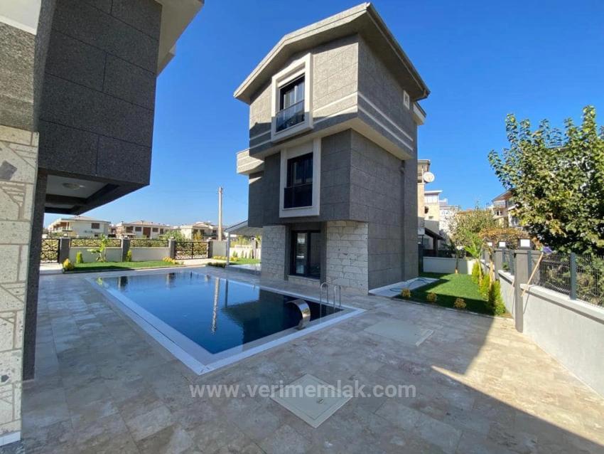 50 M² Große Sommervilla Mit Pool Und Garten In Gumuldur Zu Verkaufen