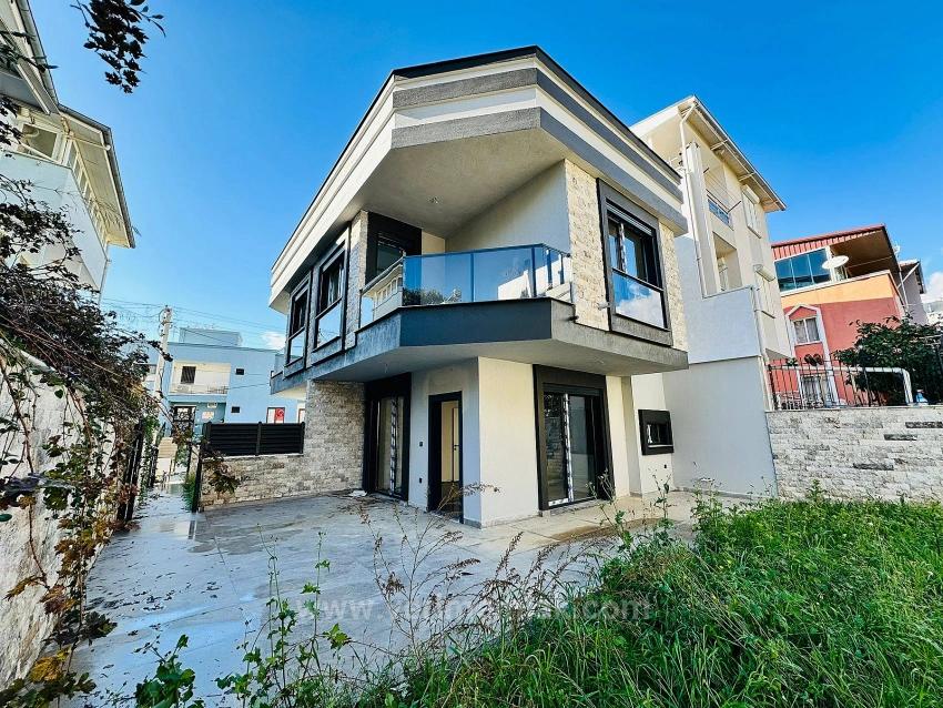 Modernes Freistehendes Haus Mit 2 Schlafzimmern Und Einem Zusätzlichen Zimmer In Seferihisar, Mersin, 350 M Vom Meer Entfernt.