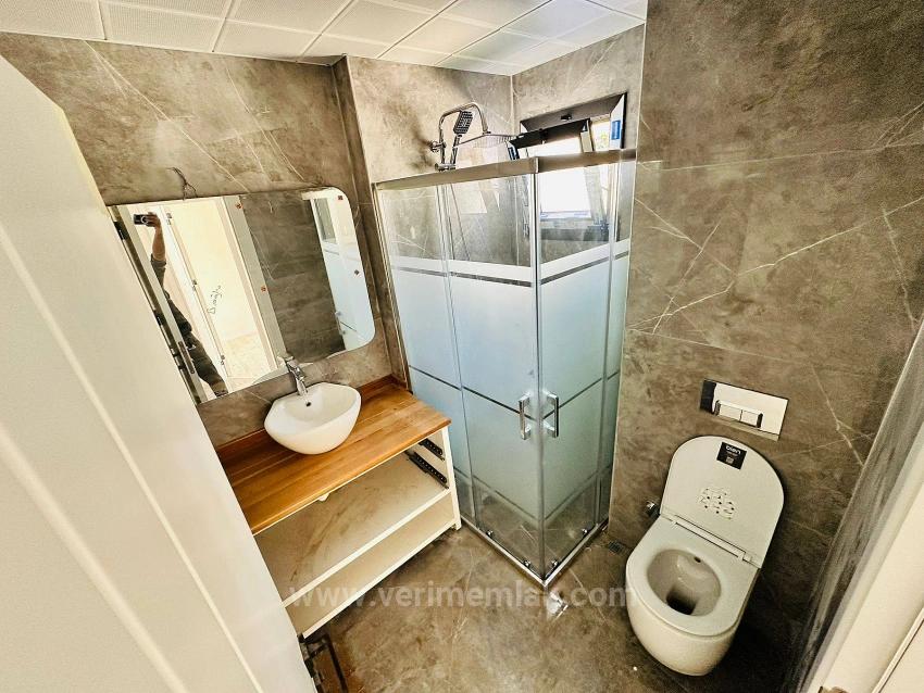 Modernes Freistehendes Haus Mit 2 Schlafzimmern Und Einem Zusätzlichen Zimmer In Seferihisar, Mersin, 350 M Vom Meer Entfernt.