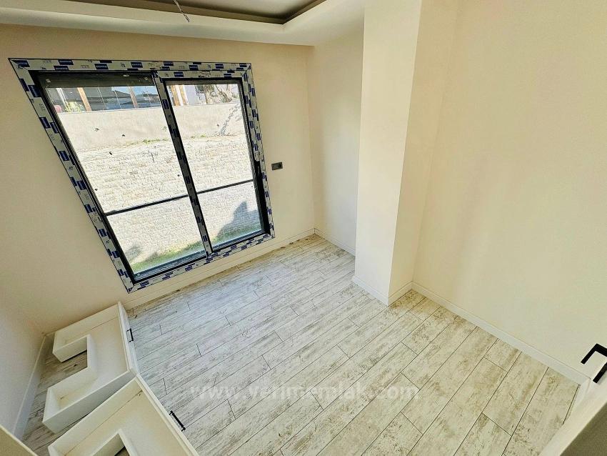 Modernes Freistehendes Haus Mit 2 Schlafzimmern Und Einem Zusätzlichen Zimmer In Seferihisar, Mersin, 350 M Vom Meer Entfernt.