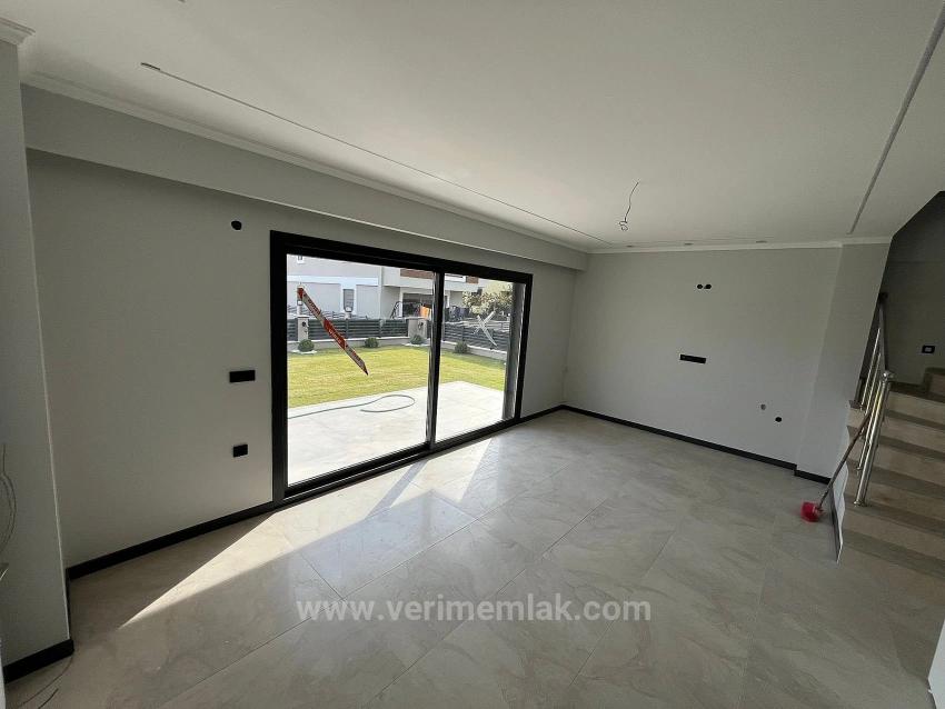 3+1 Villa Zum Verkauf In Menderes Gümüldür, 400 Meter Vom Meer Entfernt, Mit 3+1 Parkplätzen