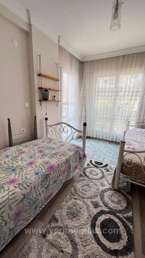 2+1 75 M² Große Mittelhohe Wohnung (2+1) Mit Doppelbalkon In Gumuldur Zu Verkaufen