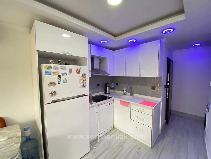 2+1-Zimmer-Wohnung In Einer Anlage Mit Pool, 100 M Vom Strand Entfernt In Ürkmez, Izmir Zu Verkaufen