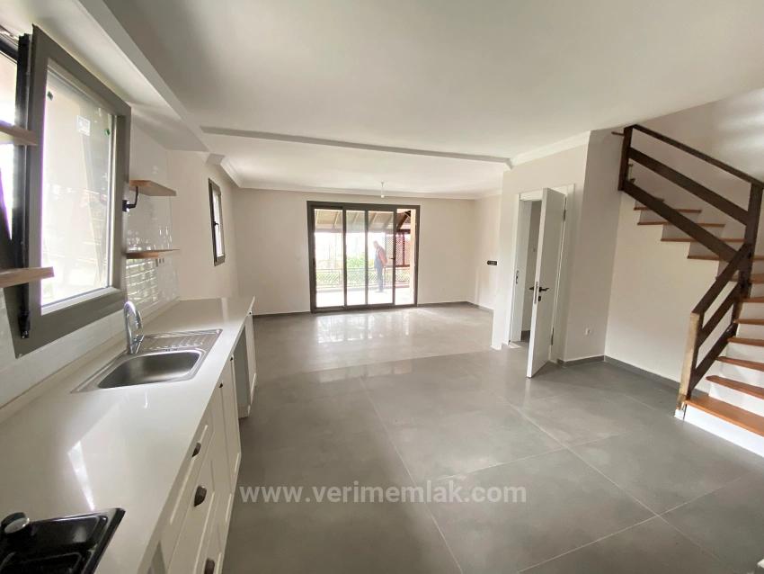 3+1-Zimmer-Villa In Ürkmez Zu Verkaufen Mit Olympischem Außenpool Und Garten, 100 M Vom Strand Entfernt