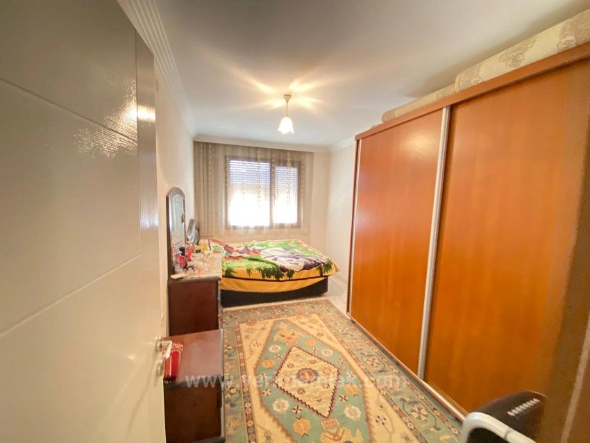 2+1 Wohnung Zum Verkauf Im Zentrum Von Ürkmez, 350 Meter Vom Meer Entfernt