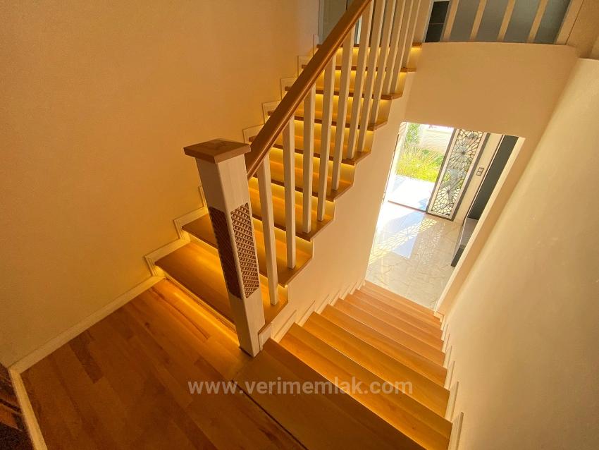 550 M² Großes Grundstück In Kavakdere, Seferihisar, Luxuriöse 3+2-Zimmer-Villa Mit Pool