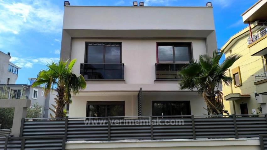 Gelegenheit Zum Verkauf: 3+1 Villa Mit Großzügigem Garten In Özdere