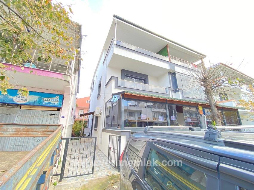 Seferihisar Ürkmez zentrale Lage luxuriöse Terrasse null 3+1 Wohnung Doppelhaus