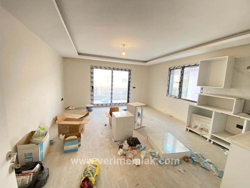 Seferihisar Ürkmez zentrale Lage luxuriöse Terrasse null 3+1 Wohnung Doppelhaus