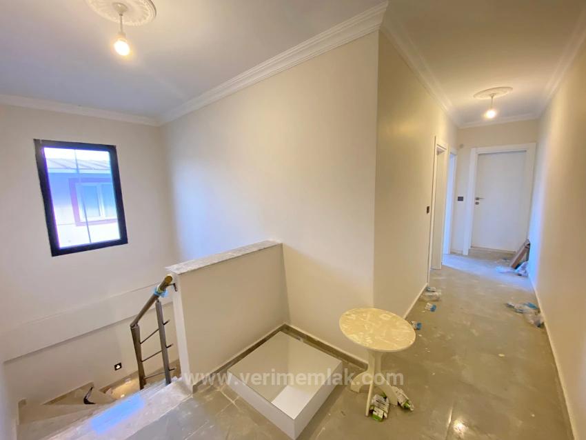 Luxuriöse 3+1-Maisonette-Wohnung Mit Terrasse In Zentraler Lage In Ürkmez