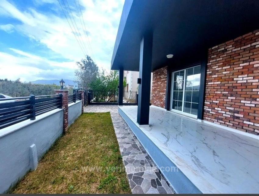 Eine Freistehende 3+1-Zimmer-Villa Auf Einem 300 M² Großen Grundstück In Doğanbey, Seferihisar, Steht Zum Verkauf.