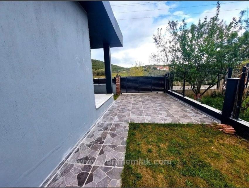 Eine Freistehende 3+1-Zimmer-Villa Auf Einem 300 M² Großen Grundstück In Doğanbey, Seferihisar, Steht Zum Verkauf.