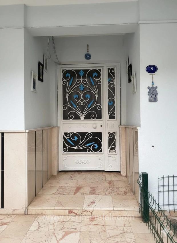 2+1-Zimmer-Wohnung Zum Verkauf In Seferihisar Ürkmez, Erdgeschoss, 100 M Vom Meer Entfernt