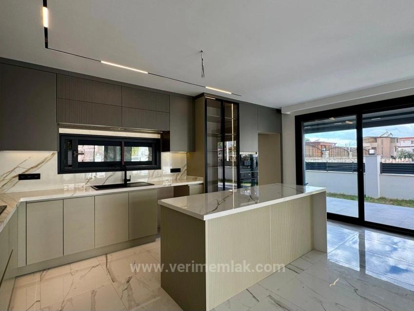 Luxuriöse, Völlig Freistehende 4+1-Villa Mit Pool, Ganz Neu, In Sığacık, Seferihisar.