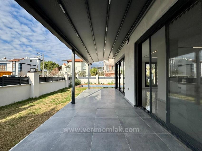 Luxuriöse, Völlig Freistehende 4+1-Villa Mit Pool, Ganz Neu, In Sığacık, Seferihisar.