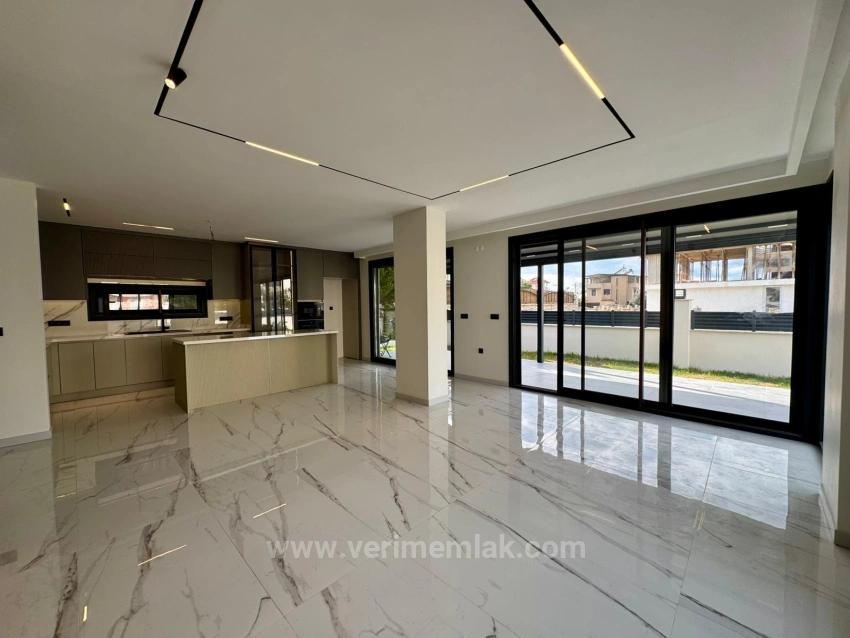 Luxuriöse, Völlig Freistehende 4+1-Villa Mit Pool, Ganz Neu, In Sığacık, Seferihisar.