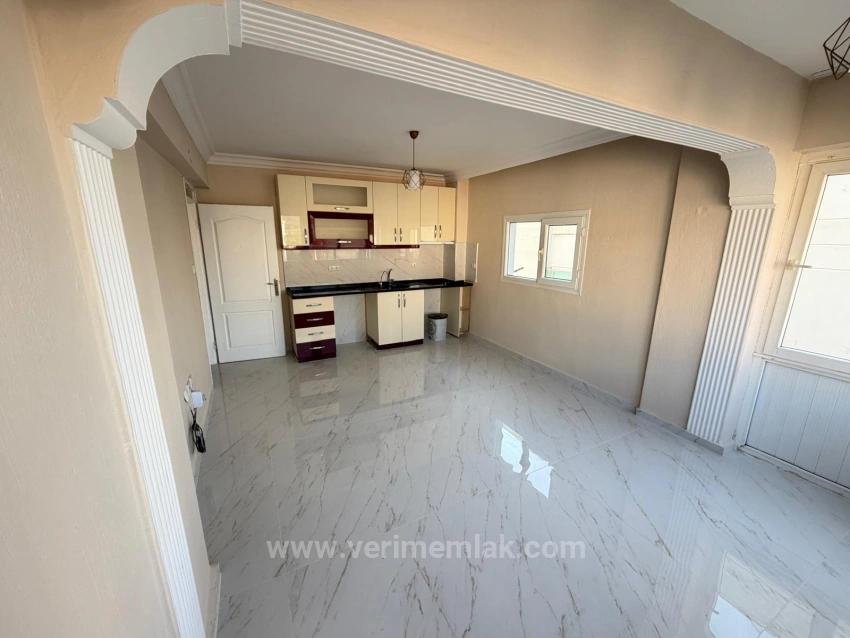 2+1-Zimmer-Wohnung Zum Verkauf In Seferihisar Bengiler, 150 M Vom Meer Entfernt, Über Einem Markt.