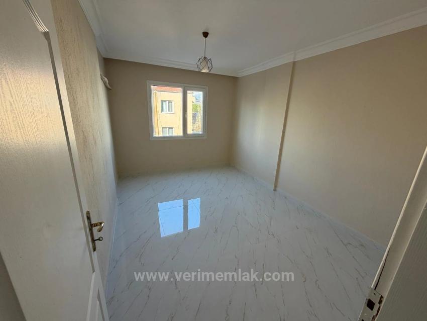 2+1-Zimmer-Wohnung Zum Verkauf In Seferihisar Bengiler, 150 M Vom Meer Entfernt, Über Einem Markt.