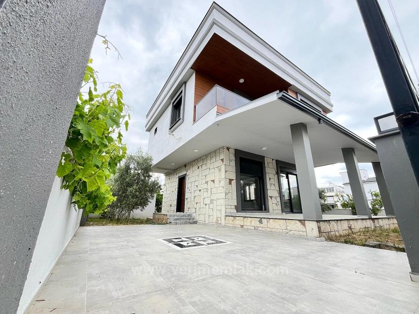 Brandneue Freistehende 3+1-Villa In Seferihisar Cumhuriyet, 850 M Vom Meer Entfernt.