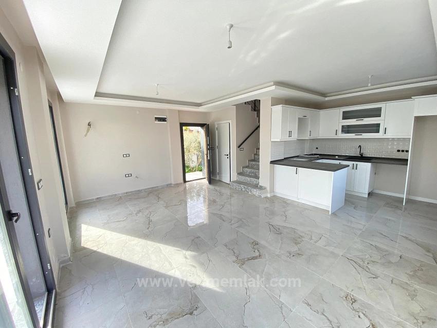 Brandneue Freistehende 3+1-Villa In Seferihisar Cumhuriyet, 850 M Vom Meer Entfernt.