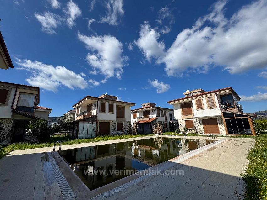 Luxuriöse 3+1-Zimmer-Villa In Einer Bewachten Wohnanlage Mit Swimmingpool, In Meeresnähe, Im Stadtteil Cumhuriyet, Seferihisar!