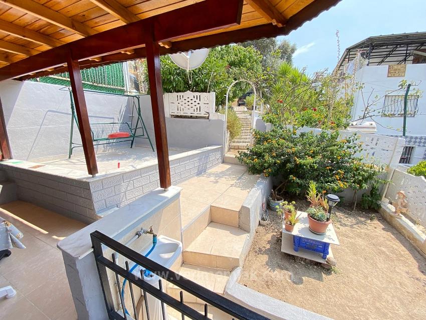 Erdgeschosswohnung (1+1) In Seferihisar, Mersin, Zu Verkaufen, 100 M Vom Meer Entfernt, Mit Garten, Renovierungsbedarf